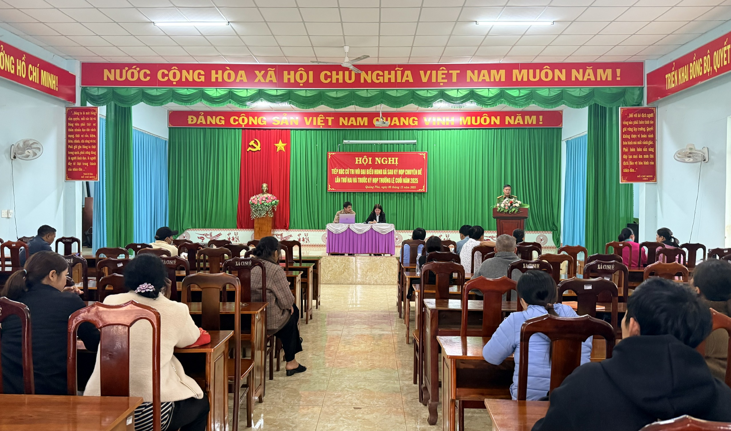 Quang cảnh buổi tiếp xúc cử tri